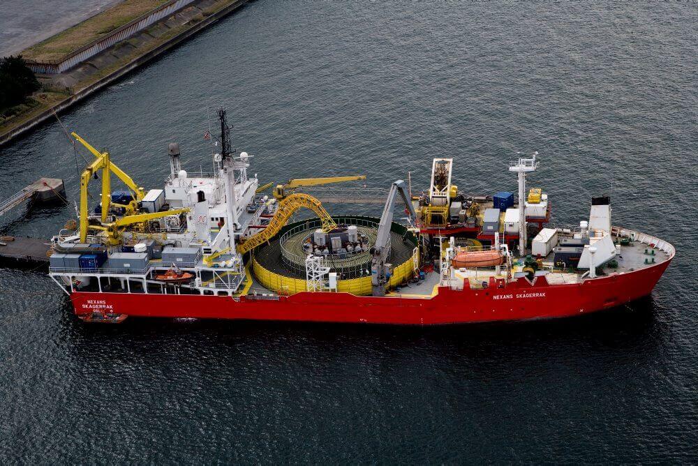 Cable laying ship